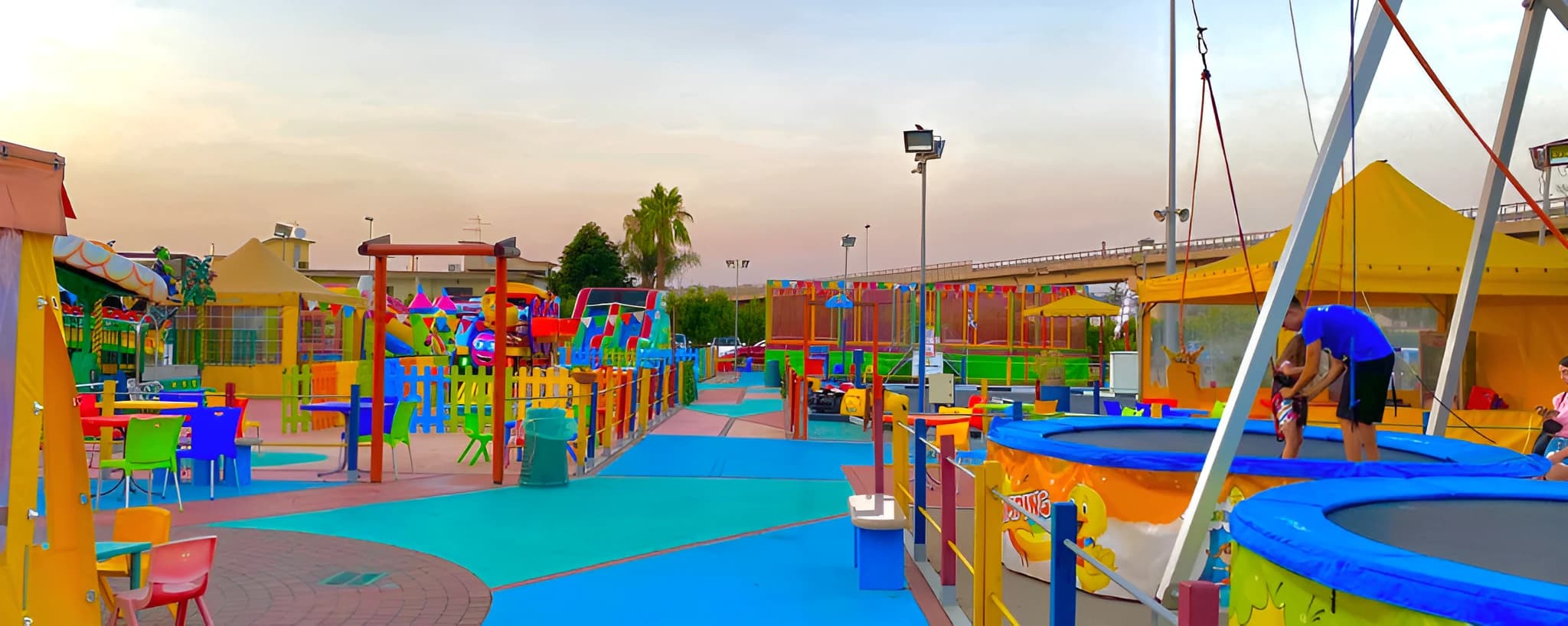 Area giochi di Quartolandia con gonfiabili e scivoli